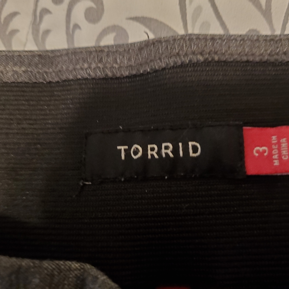 Torrid 3 grey capris - Picture 3 of 5